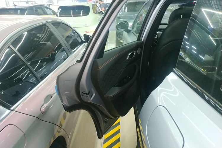 哪吒汽车 哪吒L 2024款 增程 310 闪充红衣版中控内饰49