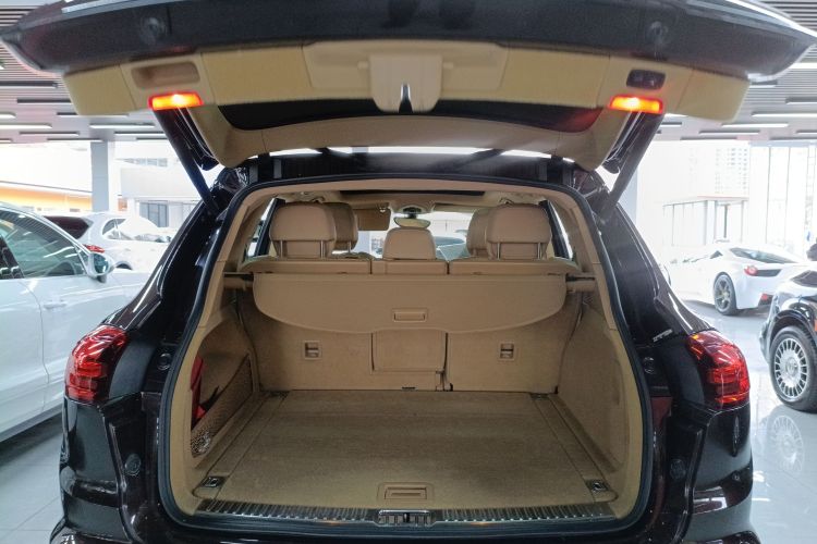 保时捷 2016款 Cayenne 3.0T机舱底盘23