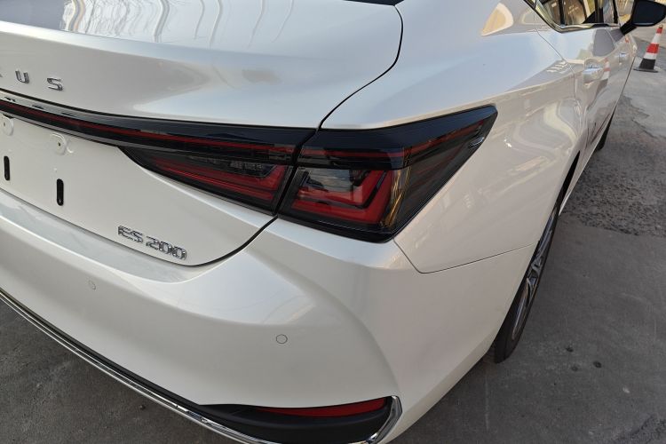 雷克萨斯ES 2025款 200 臻享版车身外观9