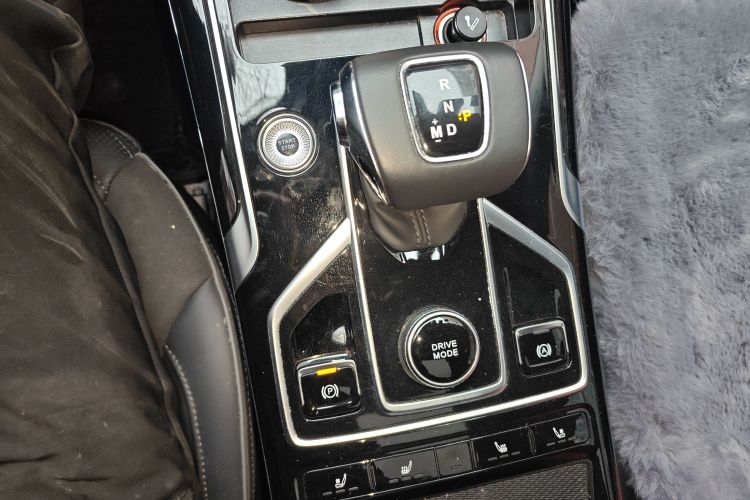 红旗HS5 2022款 2.0T 智联旗享版中控内饰18