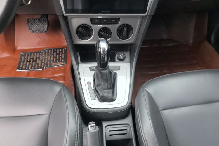 大众 朗逸 2013款 改款经典 1.6L 自动风尚版中控内饰18