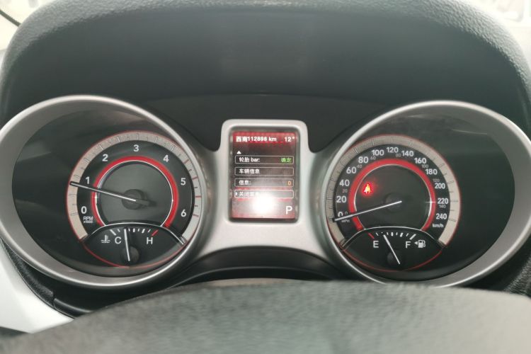 道奇 酷威 2015款 2.0TD 四驱尊尚版中控内饰14