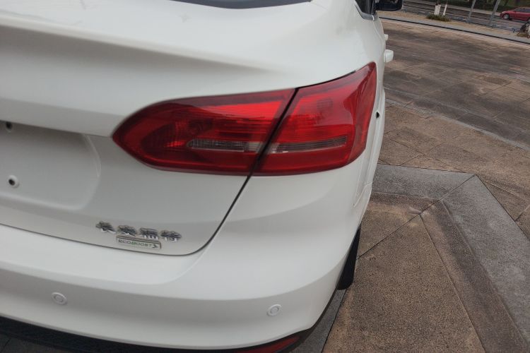 福特 福克斯 2018款 三厢经典 EcoBoost 180 自动精英型车身外观9