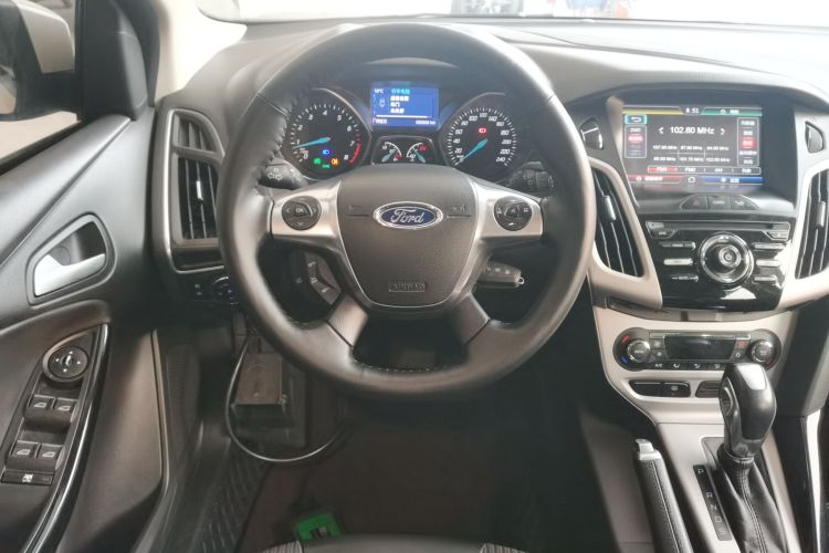 福特 福克斯 2012款 两厢 2.0L 自动豪华运动型局部细节13