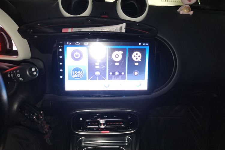 smart fortwo 2018款 1.0L 52千瓦硬顶灵动版 国V中控内饰16