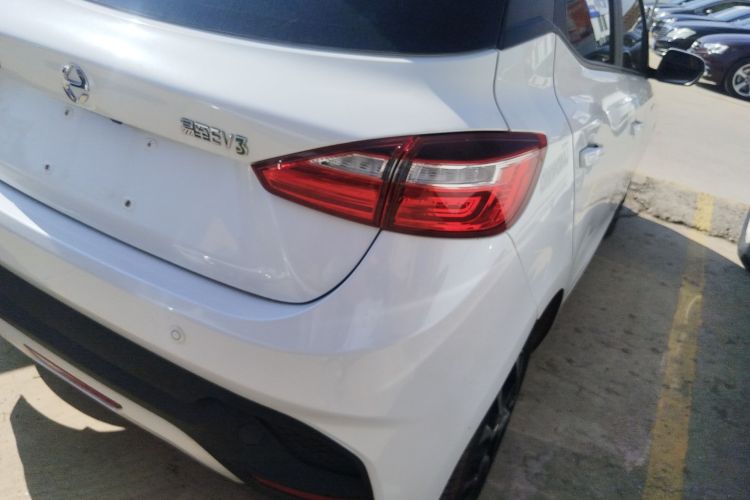 江铃集团新能源 易至EV3 2022款 小雷达悦跑型车身外观9