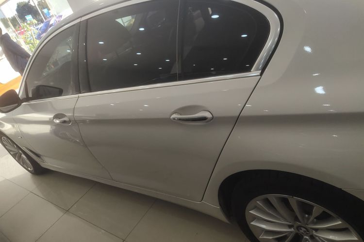 宝马5系 2018款 525Li 豪华套装车身外观4