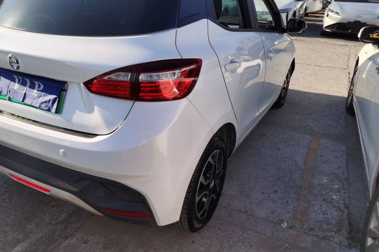 江铃集团新能源 易至EV3 2022款 小雷达悦跑型车身外观9