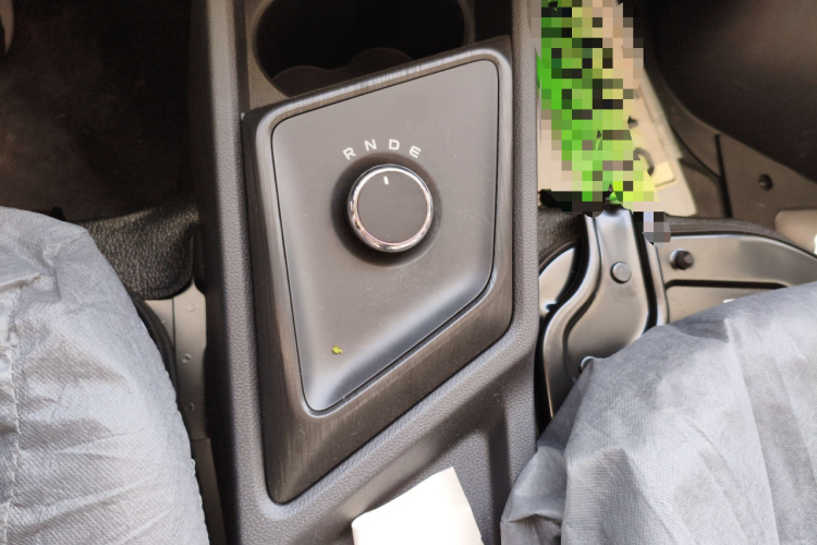 长安凯程 长安睿行EM80 2025款 客运版 舒适型 6座 260km 对开门 60kW中控内饰18