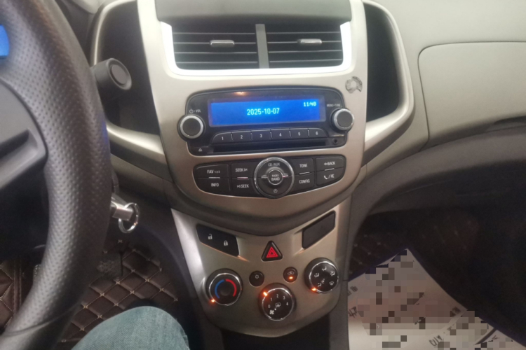 雪佛兰 爱唯欧 2014款 三厢 1.4SL MT 舒适版中控内饰16