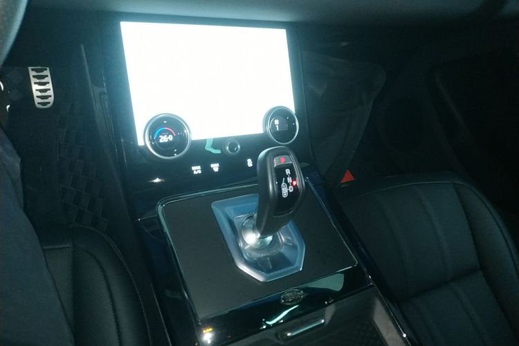 路虎 揽胜极光 2020款 249PS R-DYNAMIC S 曜黑运动科技版中控内饰18