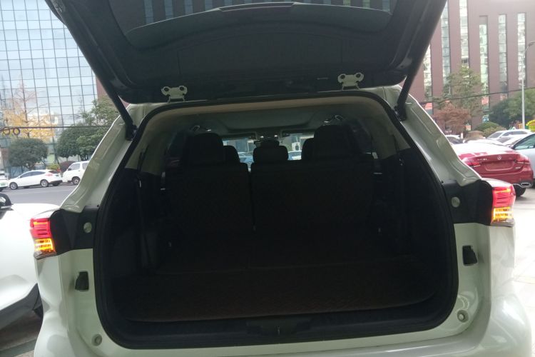 丰田 汉兰达 2022款 双擎 2.5L 两驱尊贵版 7座局部细节23