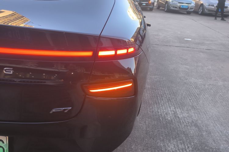 小鹏P7 2022款 480E车身外观9