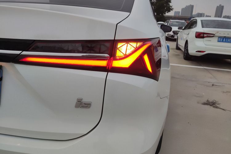 荣威i5 2023款 1.5L CVT豪华版车身外观9