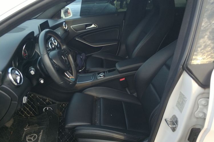 奔驰CLA 2018款 CLA 200 动感型中控内饰19