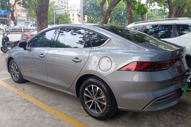 比亚迪 秦PLUS 2024款 荣耀版 DM-i 55KM领先型车身外观4