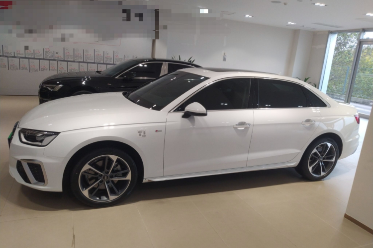 奥迪A4L 2025款 200万辆悦享版 40 TFSI 时尚动感型车身外观4