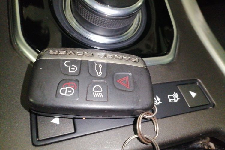 路虎 揽胜极光 2018款 240PS SE DYNAMIC 智锐版中控内饰7001