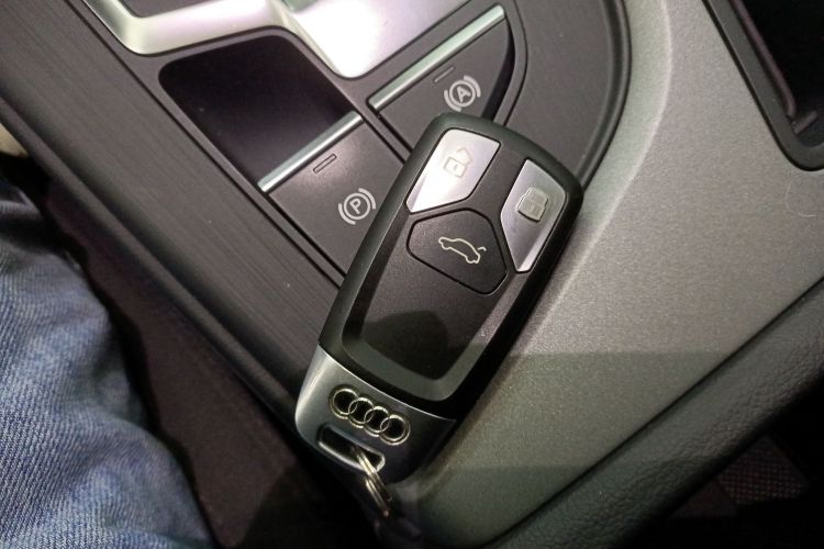 奥迪A4L 2018款 30周年年型 30 TFSI 进取型中控内饰11