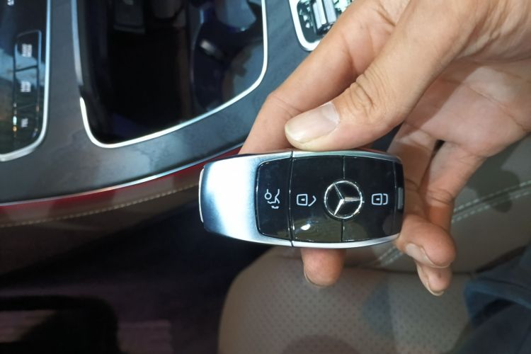 奔驰E级 2021款 E 300 L 运动豪华型中控内饰11