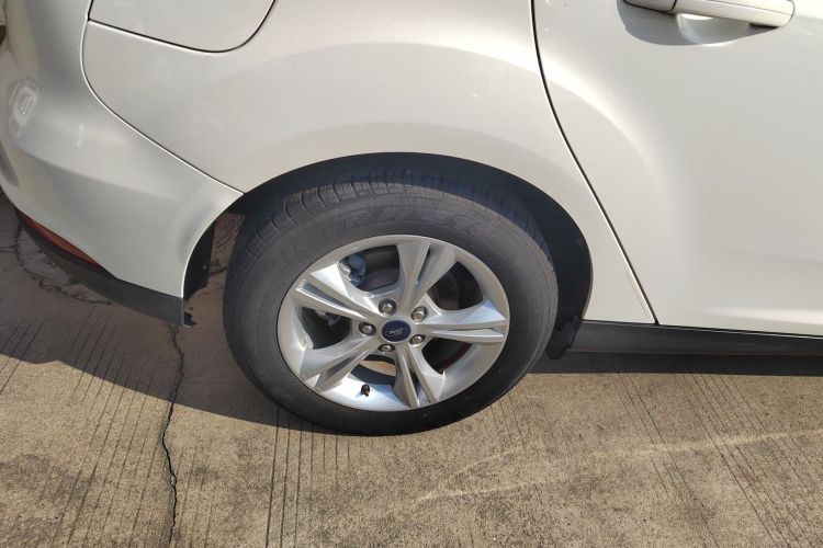 福特 福克斯 2015款 两厢 1.6L 自动舒适型车身外观6008