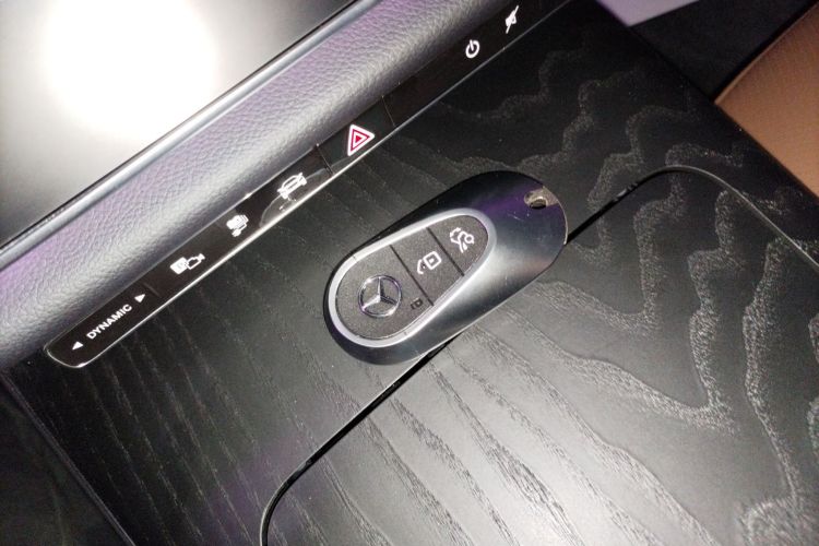 奔驰E级新能源 2024款 E 350 e L 插电式混合动力运动轿车中控内饰11