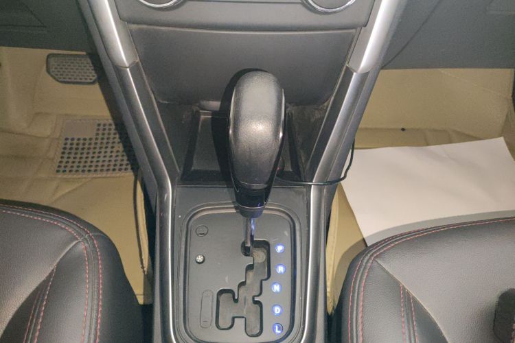 奇瑞 瑞虎3 2015款 1.6L CVT智尚纪念版中控内饰18
