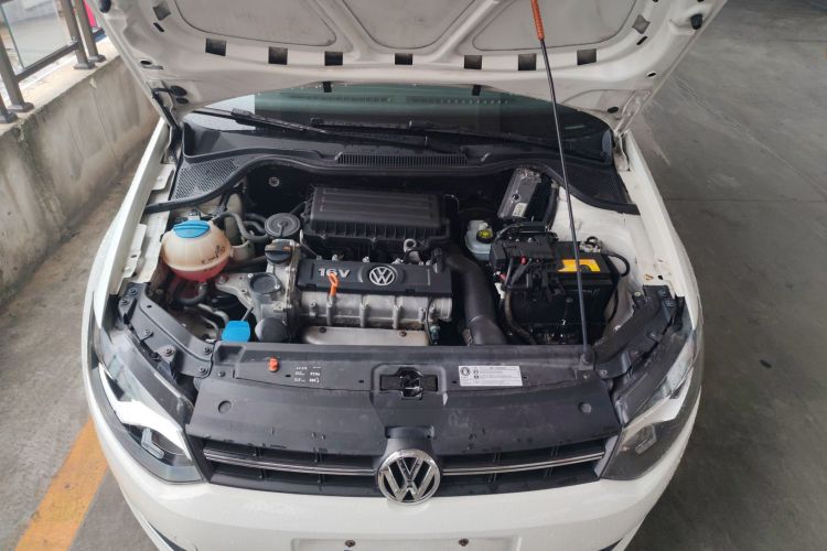 大众 Polo 2013款 1.4L 自动舒适版机舱底盘24