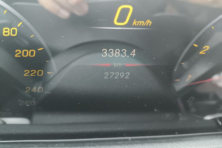 奔驰GLB 2022款 改款二 GLB 200 时尚型中控内饰15