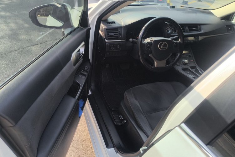 雷克萨斯CT 2017款 CT200h 精英版 单色 国V中控内饰20