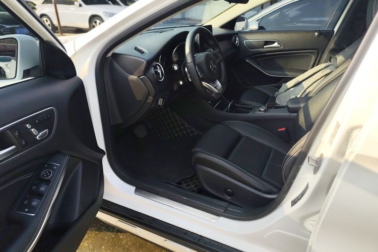 奔驰GLA 2019款 GLA 200 动感型中控内饰20