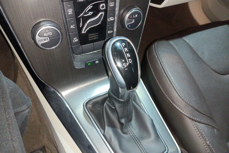 沃尔沃V40 2016款 T3 智逸版中控内饰18