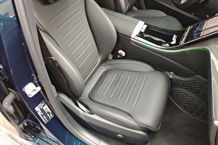 奔驰C级 2025款 改款 C 260 L 运动版局部细节41