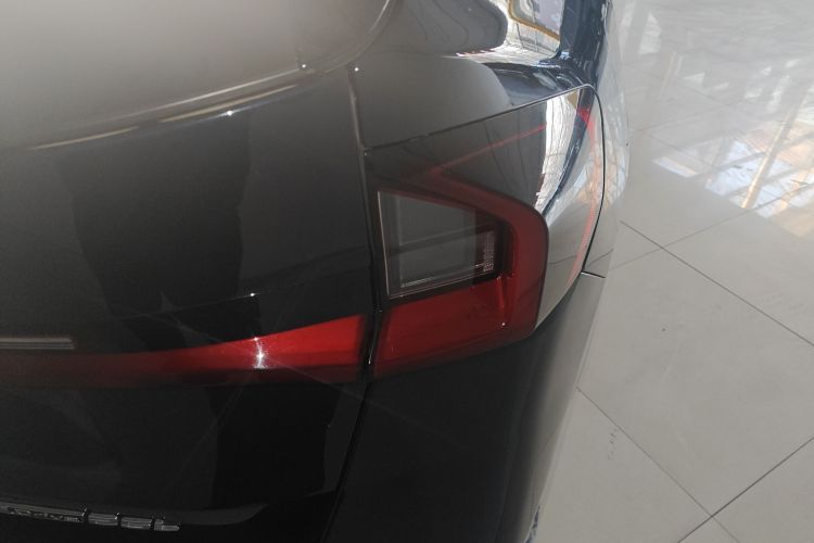 宝马iX1 2023款 eDrive25L M运动套装车身外观9