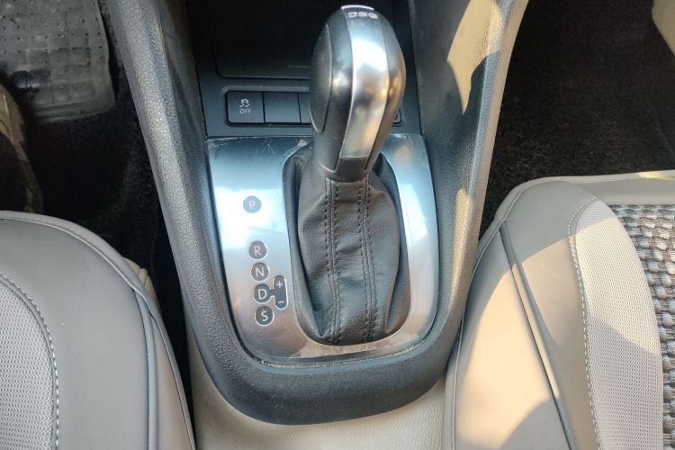 大众 高尔夫 2011款 1.6 自动舒适型中控内饰18