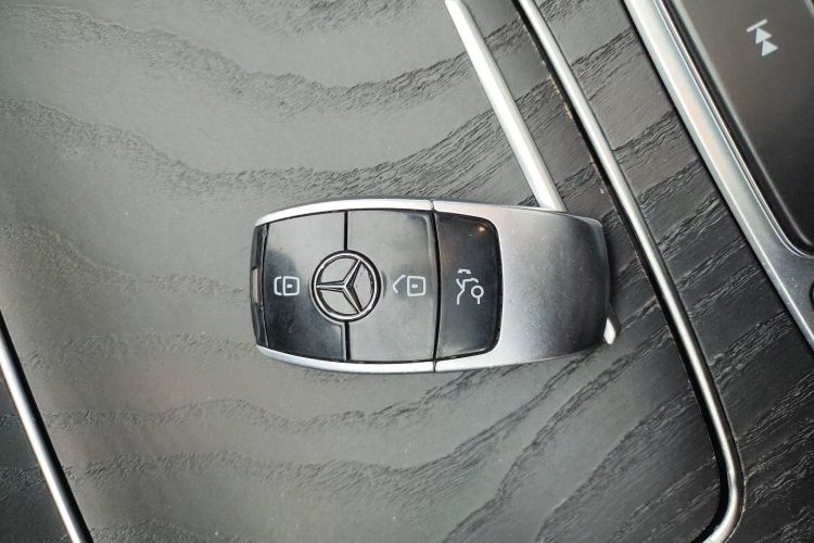 奔驰E级 2019款 E 300 L 运动豪华型中控内饰11