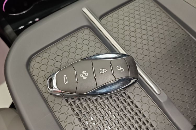 红旗EH7 2024款 760 Pro+ 四驱版中控内饰7001