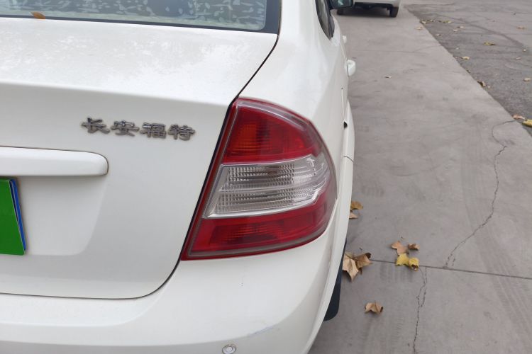 福特 福克斯 2013款 三厢经典 1.8L 手动基本型车身外观9