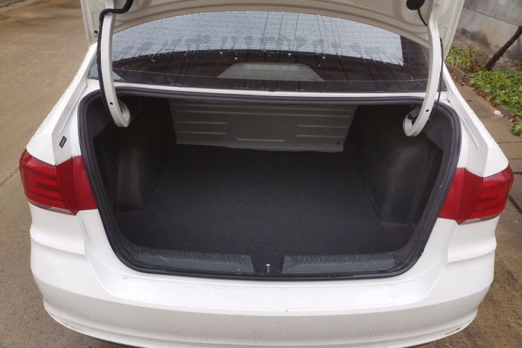 大众 桑塔纳 2021款 1.5L 手动风尚版机舱底盘23