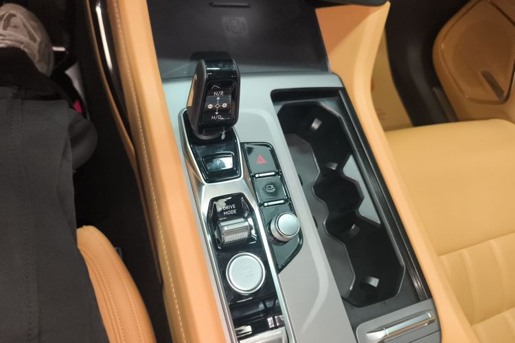 领克09 EM-P 2024款 2.0TD EM-P 四驱PRO 七座中控内饰18