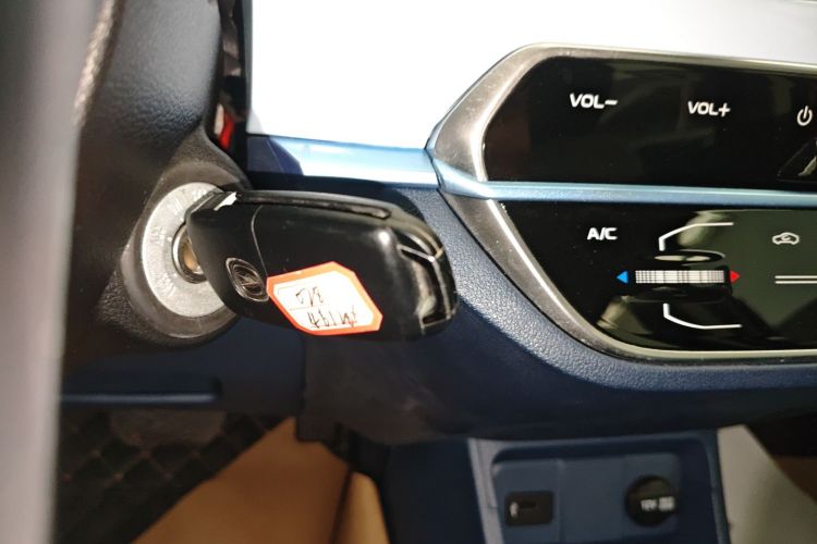 长安欧尚 奔奔E-Star 2022款 赏心版 多彩款 磷酸铁锂中控内饰7001