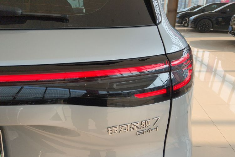 吉利银河 银河星舰7 EM-i 2025款 120km 探索+版车身外观9