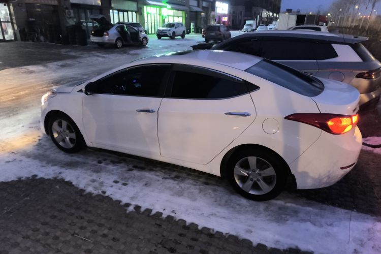 现代 朗动 2012款 1.6L 自动尊贵型车身外观4