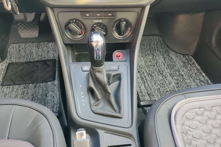 大众 朗逸 2018款 经典 1.5L 自动风尚版 国VI中控内饰18