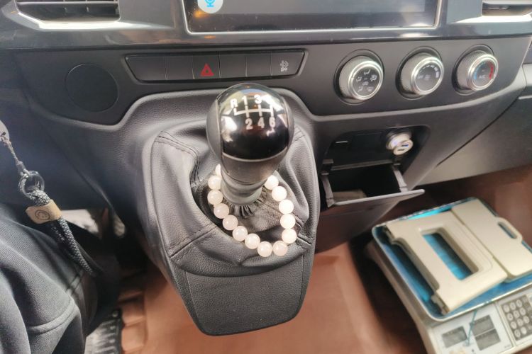 江铃福顺 2023款 2.0T 手动短轴中顶商运型多功能乘用车5座中控内饰18