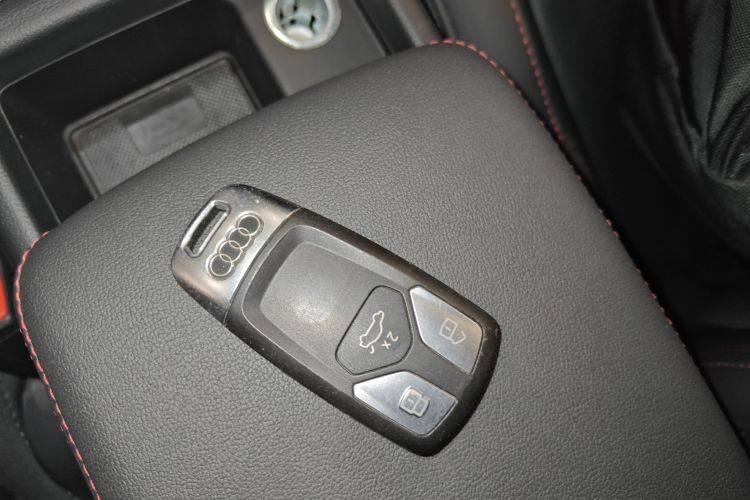 奥迪A4L 2022款 40 TFSI quattro RS套件燃速型中控内饰11