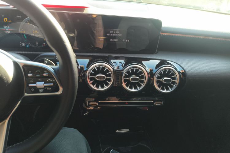奔驰A级(进口) 2019款 A 200 动感型中控内饰16
