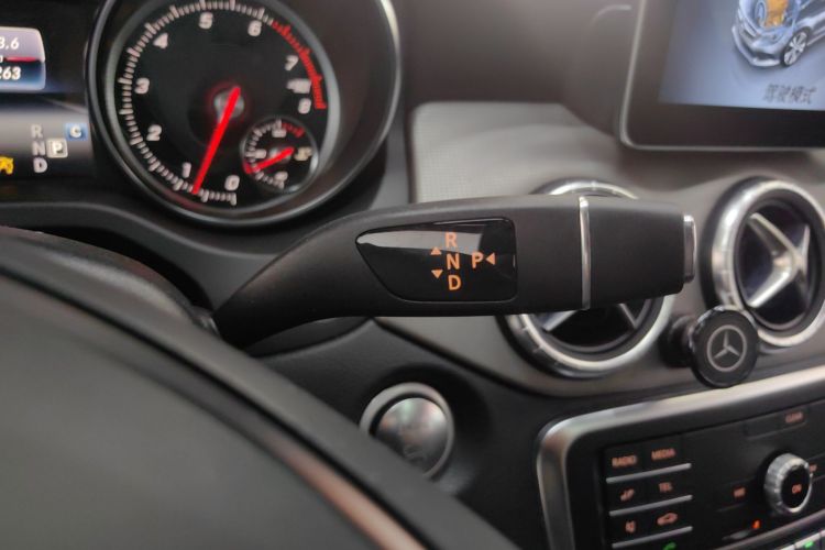 奔驰CLA 2018款 CLA 200 动感型中控内饰18
