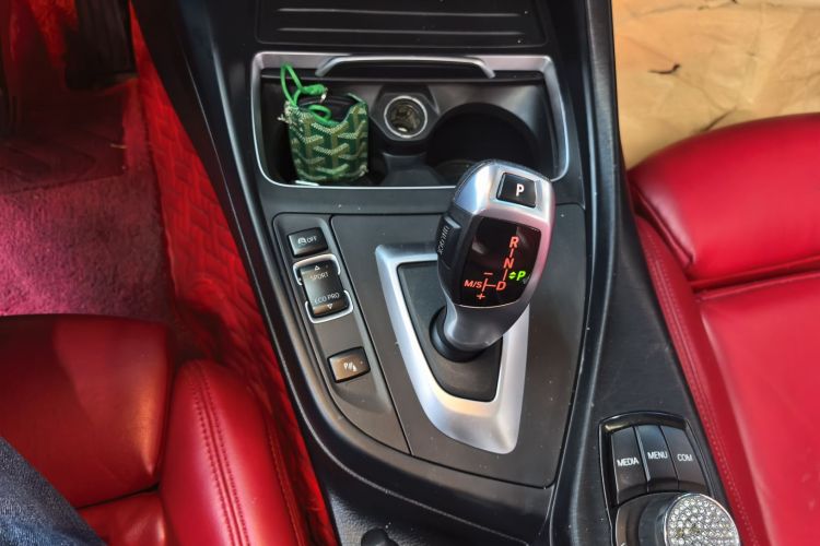 宝马2系(进口) 2018款 220i 敞篷轿跑车 运动设计套装局部细节18