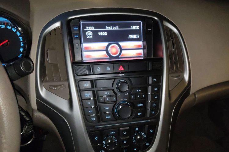 别克 英朗 2013款 GT 1.6L 自动时尚版中控内饰16